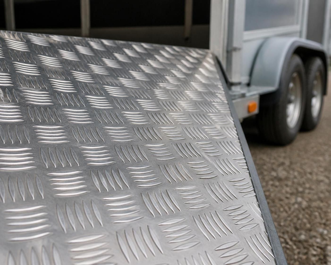 découvrez comment choisir le matériau le plus résistant pour une plaque de fond de remorque afin d'assurer durabilité et performance optimale.