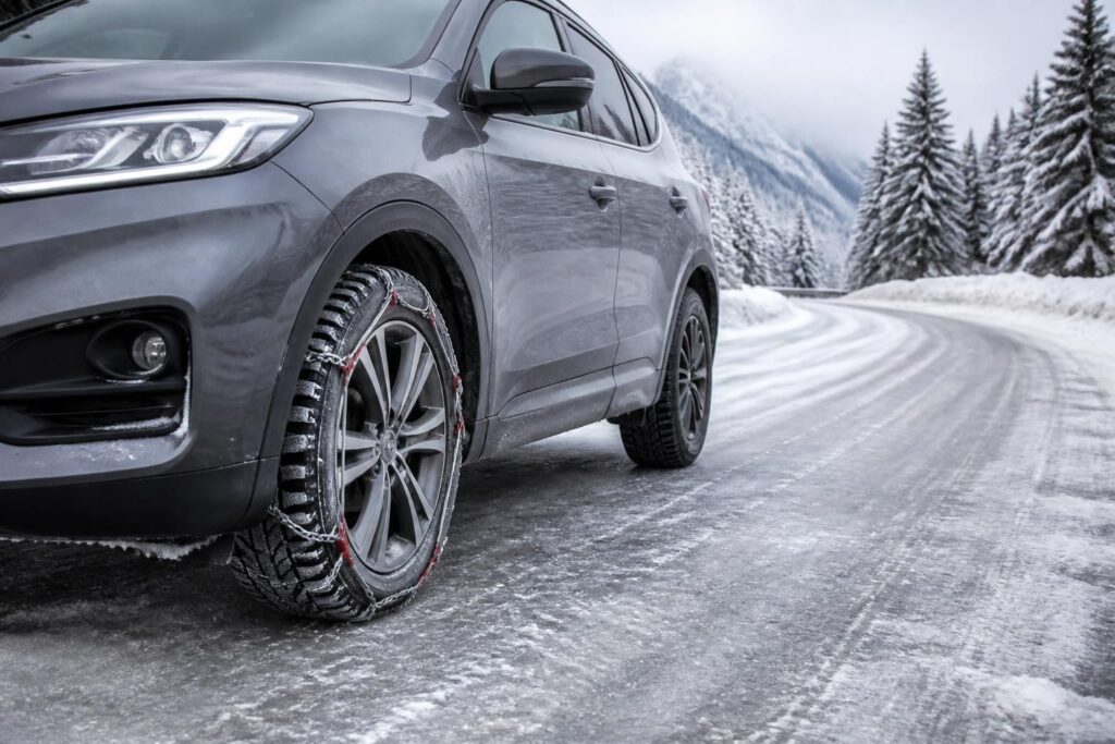 découvrez quelle solution entre pneus neige et chaînes choisir pour garantir votre sécurité sur les routes hivernales. conseils et astuces pour affronter l'hiver sereinement.