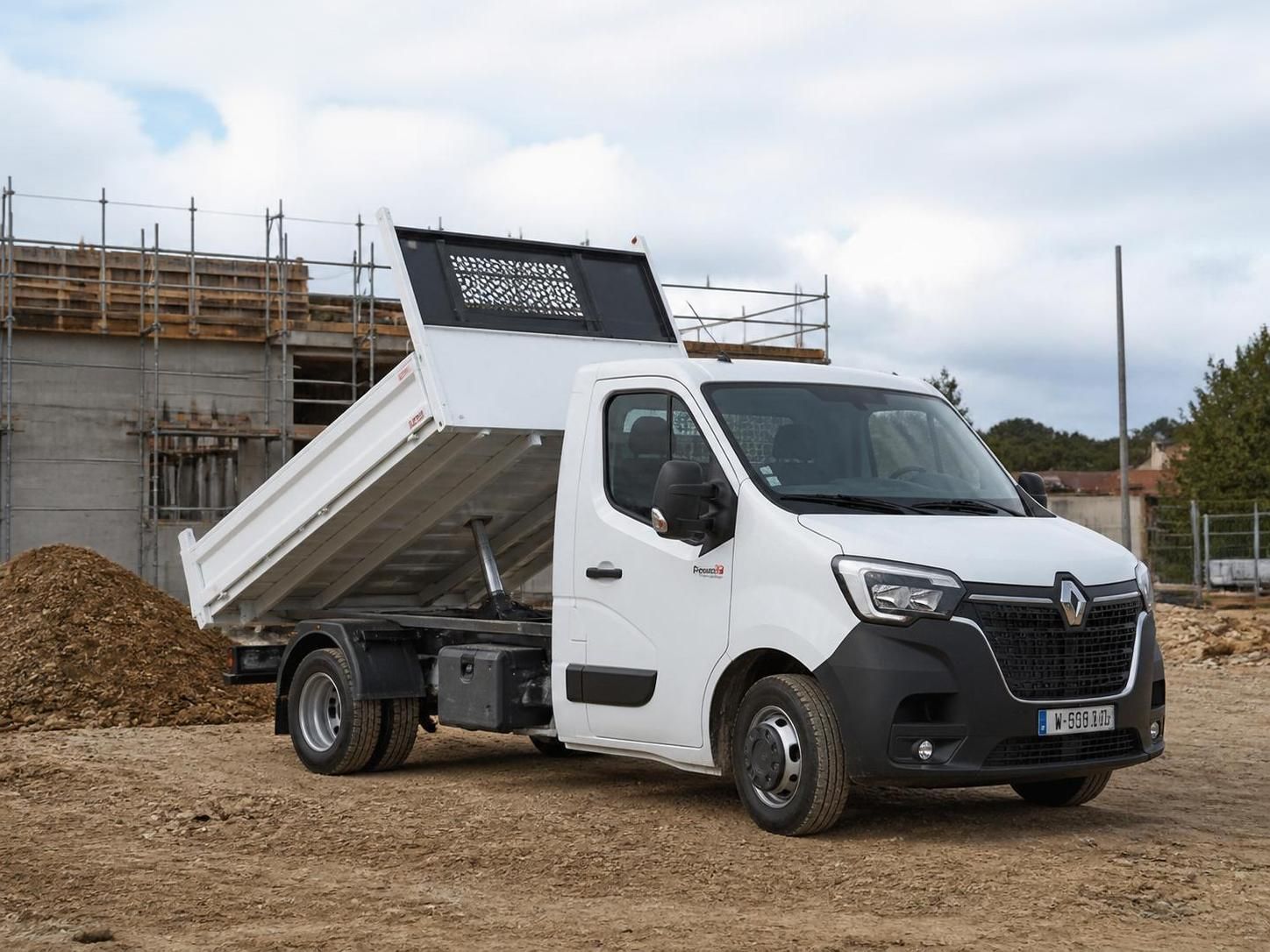 découvrez les meilleurs modèles de camion benne 3,5 tonnes neufs adaptés à un usage professionnel, alliant performance, fiabilité et efficacité pour vos besoins quotidiens.