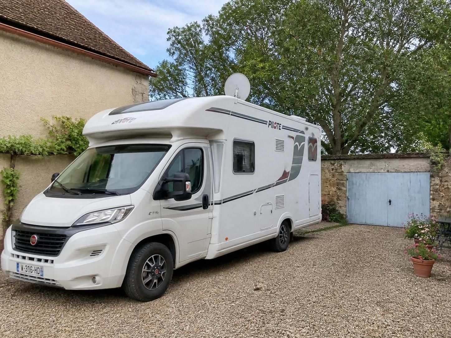 découvrez le coût réel d'un camping-car, avec un budget moyen détaillé et les frais essentiels à prévoir pour profiter pleinement de vos voyages en toute sérénité.
