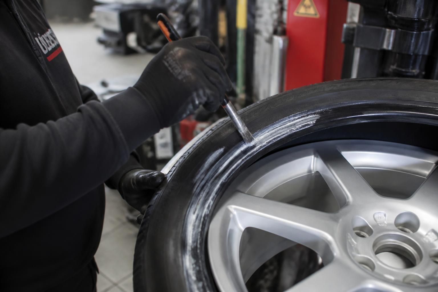 découvrez pourquoi la graisse à pneu est indispensable pour protéger vos roues et prolonger leur durée de vie, tout en assurant performance et sécurité.