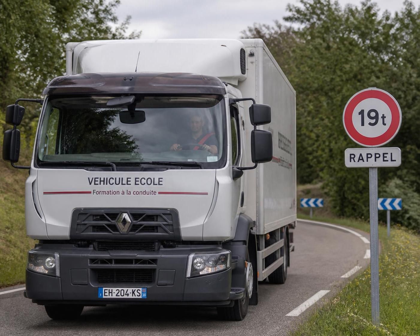 découvrez les règles essentielles pour conduire un camion 18 tonnes en toute sécurité, incluant les réglementations, conseils pratiques et bonnes pratiques sur la route.