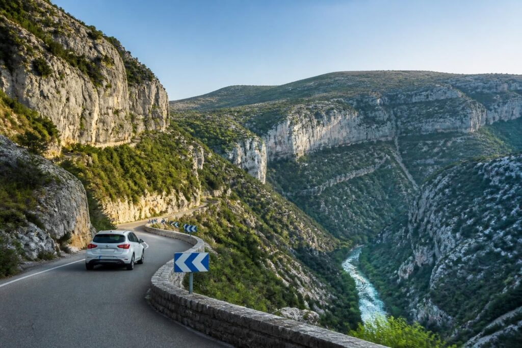 découvrez l'itinéraire idéal en voiture pour visiter le cirque de navacelles et profiter pleinement de ce site naturel exceptionnel. conseils de trajet et points d'intérêt incontournables.