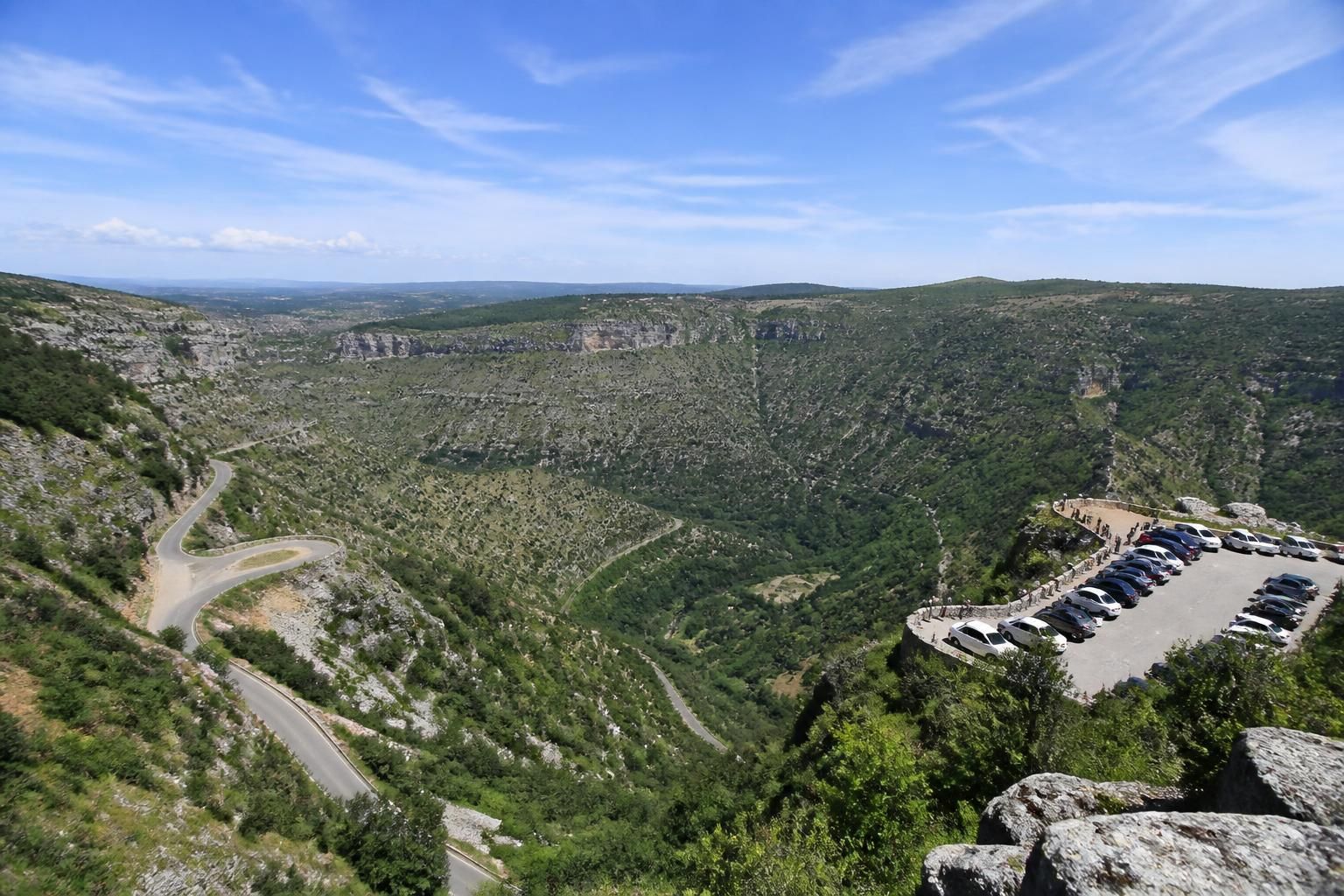 découvrez l'itinéraire idéal pour visiter le cirque de navacelles en voiture et profiter pleinement de ce site naturel exceptionnel. conseils pratiques pour un trajet réussi.