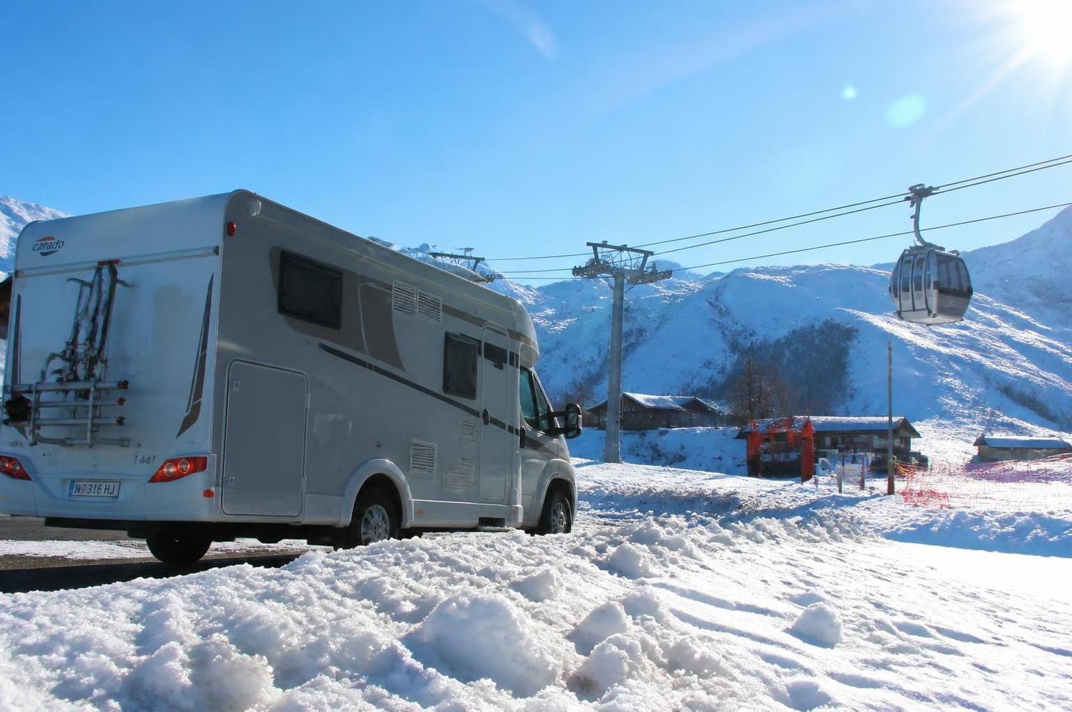découvrez les meilleures caravanes de neige au pied des pistes pour allier confort optimal et accès direct aux domaines skiables. trouvez l'hébergement parfait pour des vacances à la montagne inoubliables.