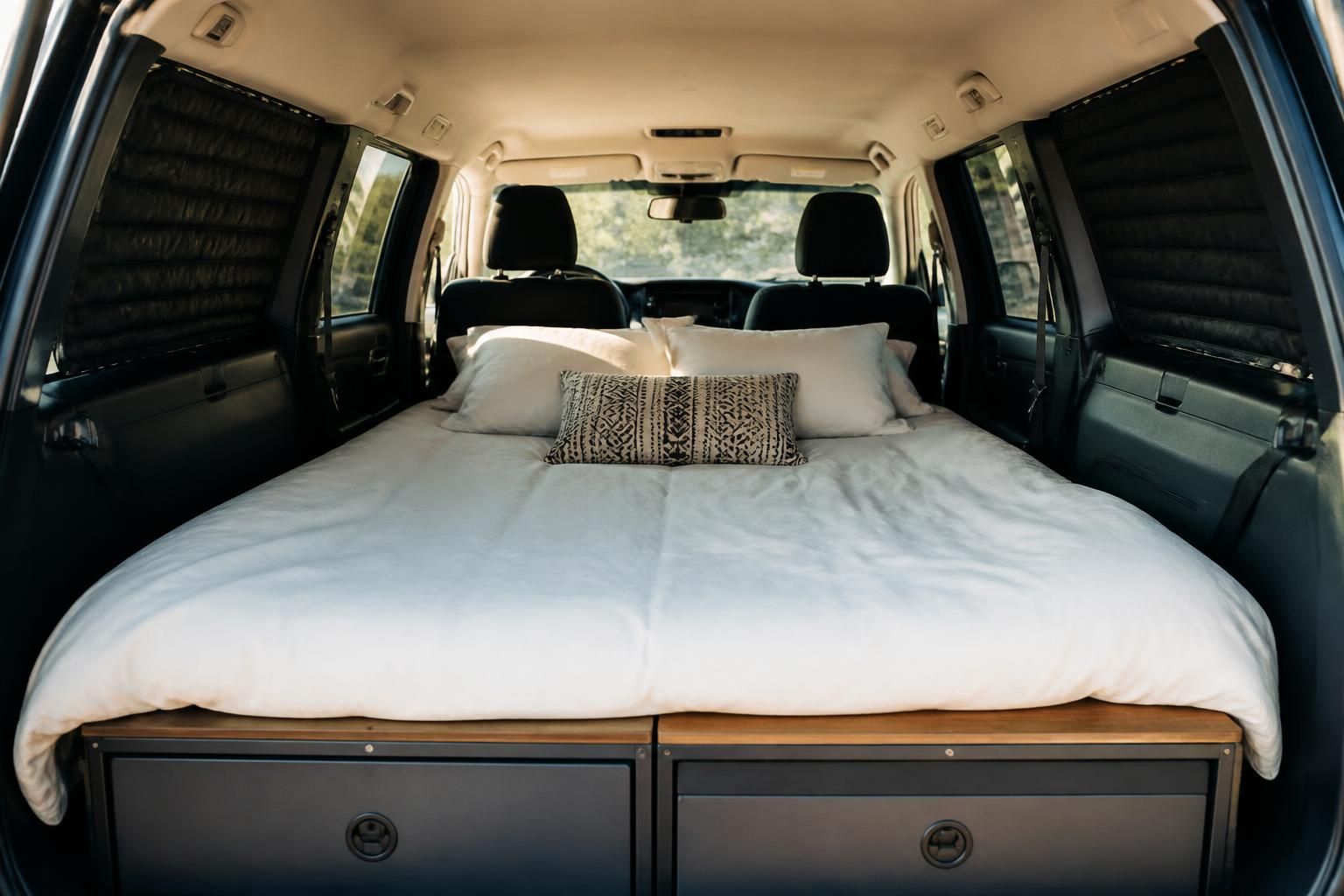 découvrez quel modèle de voiture choisir pour voyager confortablement et dormir en toute sérénité lors de vos aventures sur la route.