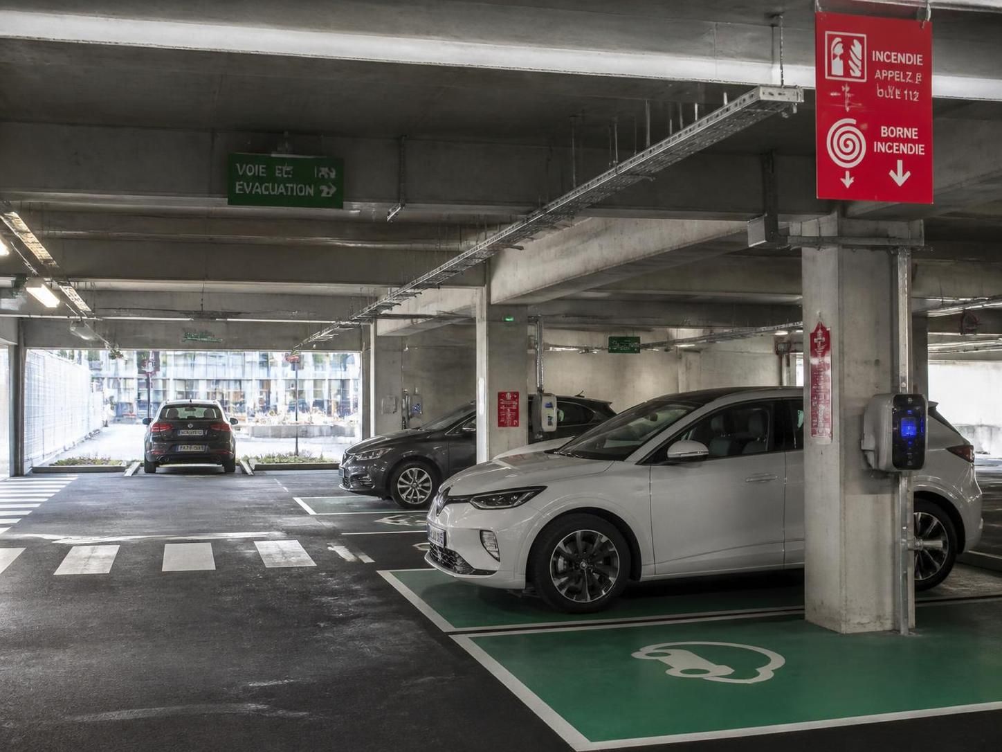 découvrez les normes de sécurité incendie essentielles pour les bornes de recharge des véhicules électriques et assurez une installation conforme et sécurisée.