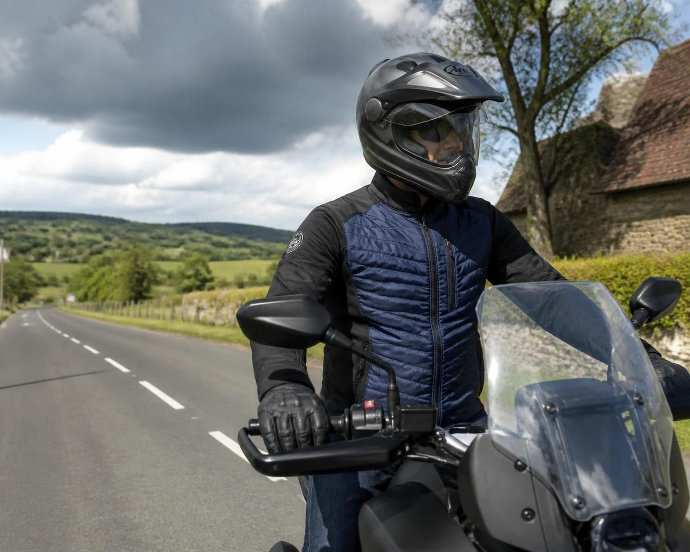 découvrez la veste hybride homme, parfaite pour affronter les changements de saison en moto grâce à son confort, sa polyvalence et sa protection adaptée.